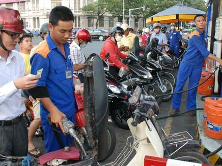 "Nên rút ngắn thời gian điều chỉnh giá xăng"